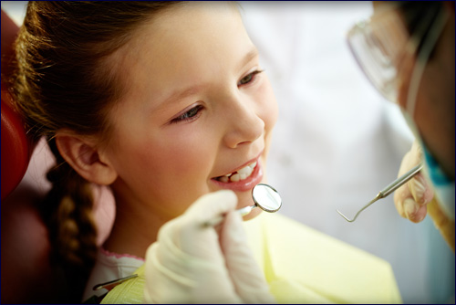 dentist-examining-child